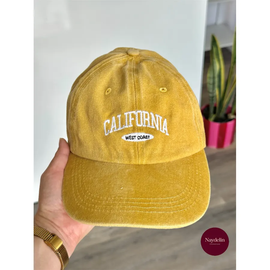 Gorra de mujer color mostaza